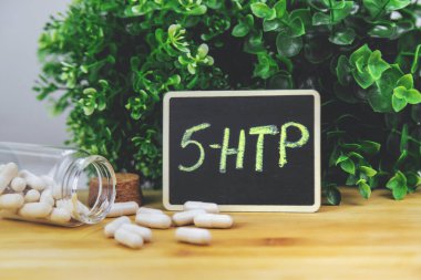 5-HTP uyku takviyesi kapsülleri. Seçici Odaklanma. gece.