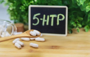 5-HTP uyku takviyesi kapsülleri. Seçici Odaklanma. gece.