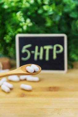 5-HTP uyku takviyesi kapsülleri. Seçici Odaklanma. gece.