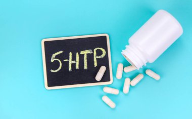 5-HTP uyku takviyesi kapsülleri. Seçici Odaklanma. gece.