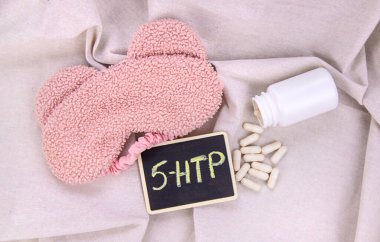 5-HTP uyku takviyesi kapsülleri. Seçici Odaklanma. gece.