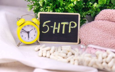 5-HTP uyku takviyesi kapsülleri. Seçici Odaklanma. gece.