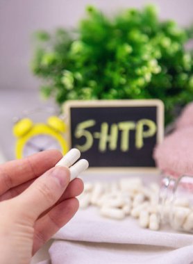 5-HTP uyku takviyesi kapsülleri. Seçici Odaklanma. gece.