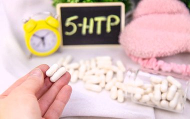 5-HTP uyku takviyesi kapsülleri. Seçici Odaklanma. gece.