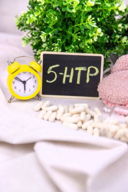 5-HTP uyku takviyesi kapsülleri. Seçici Odaklanma. gece.