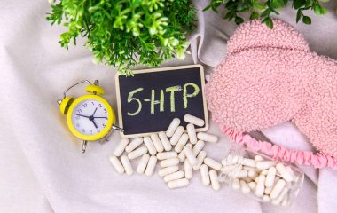 5-HTP uyku takviyesi kapsülleri. Seçici Odaklanma. gece.