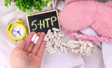 5-HTP uyku takviyesi kapsülleri. Seçici Odaklanma. gece.