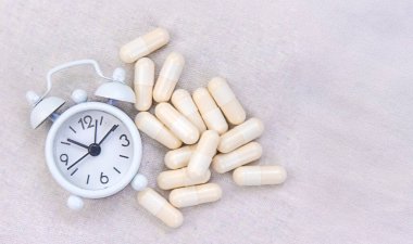 5-HTP uyku takviyesi kapsülleri. Seçici Odaklanma. gece.