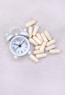 5-HTP uyku takviyesi kapsülleri. Seçici Odaklanma. gece.