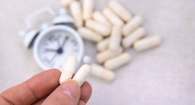 5-HTP uyku takviyesi kapsülleri. Seçici Odaklanma. gece.