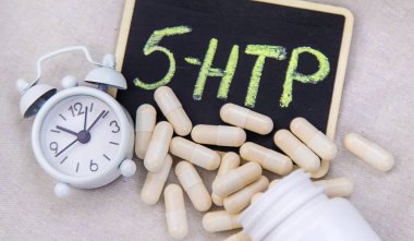 5-HTP uyku takviyesi kapsülleri. Seçici Odaklanma. gece.