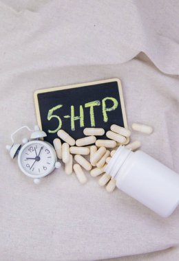 5-HTP uyku takviyesi kapsülleri. Seçici Odaklanma. gece.