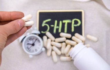 5-HTP uyku takviyesi kapsülleri. Seçici Odaklanma. gece.