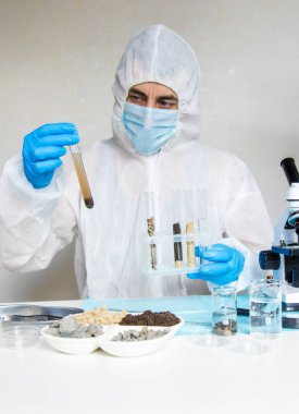 Laboratuvarda toprak testi. Seçici odaklanma. Doğa.