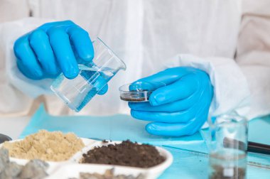 Laboratuvarda toprak testi. Seçici odaklanma. Doğa.