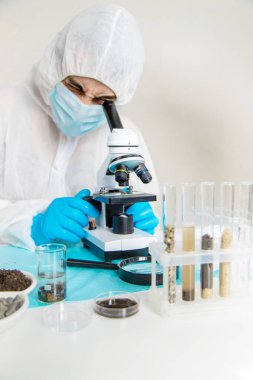 Laboratuvarda toprak testi. Seçici odaklanma. Doğa.