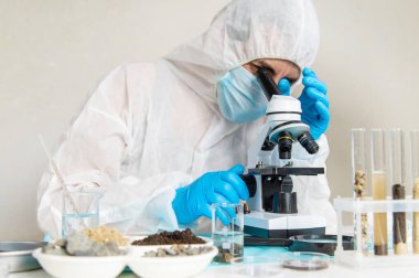 Laboratuvarda toprak testi. Seçici odaklanma. Doğa.