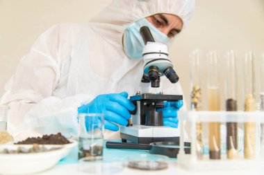 Laboratuvarda toprak testi. Seçici odaklanma. Doğa.