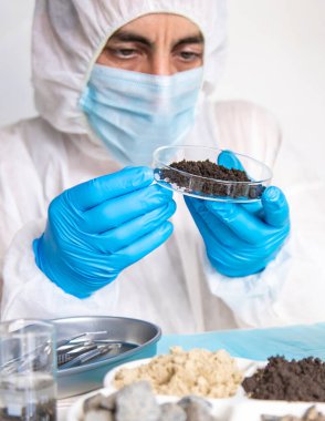 Laboratuvarda toprak testi. Seçici odaklanma. Doğa.