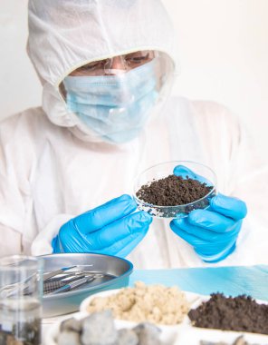 Laboratuvarda toprak testi. Seçici odaklanma. Doğa.