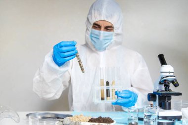 Laboratuvarda toprak testi. Seçici odaklanma. Doğa.