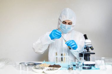 Laboratuvarda toprak testi. Seçici odaklanma. Doğa.