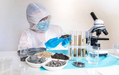 Laboratuvarda toprak testi. Seçici odaklanma. Doğa.