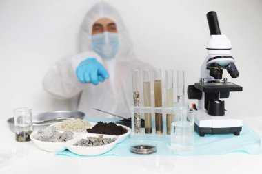 Laboratuvarda toprak testi. Seçici odaklanma. Doğa.