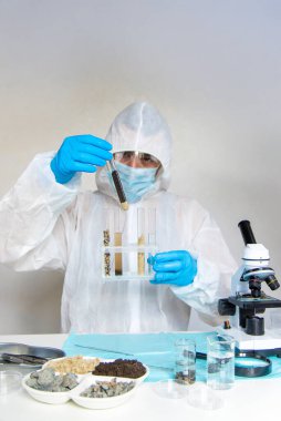 Laboratuvarda toprak testi. Seçici odaklanma. Doğa.