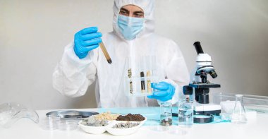 Laboratuvarda toprak testi. Seçici odaklanma. Doğa.