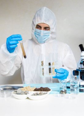 Laboratuvarda toprak testi. Seçici odaklanma. Doğa.