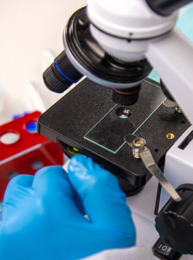 Laboratuvardaki test tüpüne tik tak. Seçici odaklanma. Doğa.