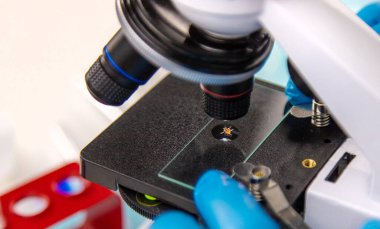 Laboratuvardaki test tüpüne tik tak. Seçici odaklanma. Doğa.