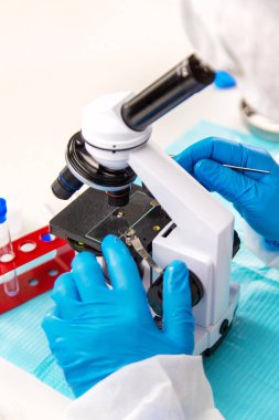 Laboratuvardaki test tüpüne tik tak. Seçici odaklanma. Doğa.