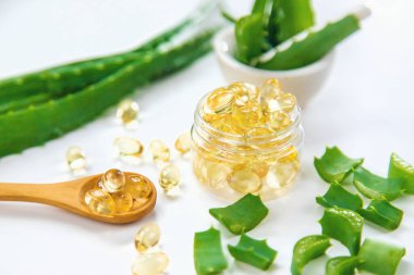 Aloe vera kapsülleri ve özüt damlaları. Seçici odaklanma. Doğa.