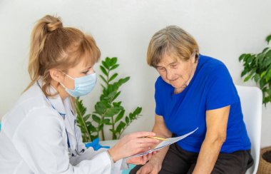 Doktor randevusundaki yaşlı kadın. Seçici odaklanma. İnsanlar.