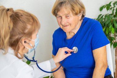 Doktor randevusundaki yaşlı kadın. Seçici odaklanma. İnsanlar.