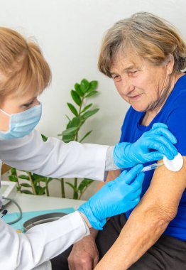 Doktor randevusundaki yaşlı kadın. Seçici odaklanma. İnsanlar.