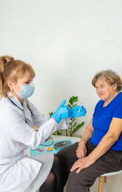 Doktor randevusundaki yaşlı kadın. Seçici odaklanma. İnsanlar.