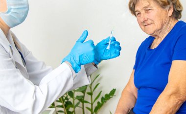 Doktor randevusundaki yaşlı kadın. Seçici odaklanma. İnsanlar.