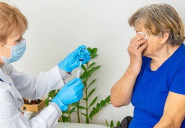 Doktor randevusundaki yaşlı kadın. Seçici odaklanma. İnsanlar.