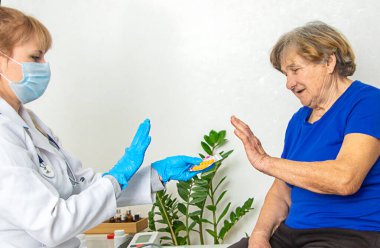 Doktor randevusundaki yaşlı kadın. Seçici odaklanma. İnsanlar.