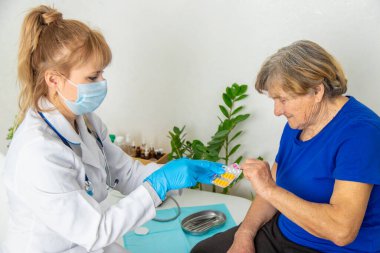 Doktor randevusundaki yaşlı kadın. Seçici odaklanma. İnsanlar.