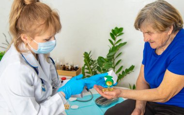 Doktor randevusundaki yaşlı kadın. Seçici odaklanma. İnsanlar.