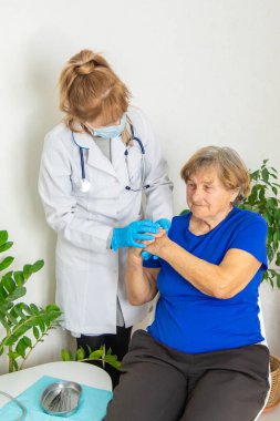 Doktor randevusundaki yaşlı kadın. Seçici odaklanma. İnsanlar.