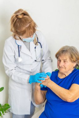 Doktor randevusundaki yaşlı kadın. Seçici odaklanma. İnsanlar.