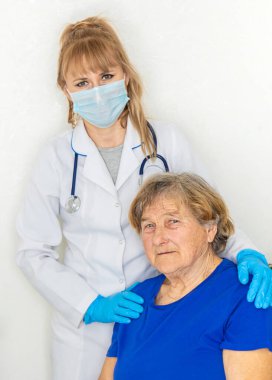 Doktor randevusundaki yaşlı kadın. Seçici odaklanma. İnsanlar.