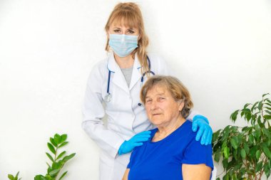 Doktor randevusundaki yaşlı kadın. Seçici odaklanma. İnsanlar.