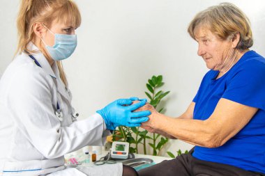 Doktor randevusundaki yaşlı kadın. Seçici odaklanma. İnsanlar.