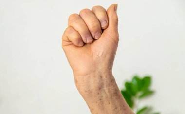 Yaşlı kadın el üstünde yürüyor. Seçici odaklanma. insanlar.